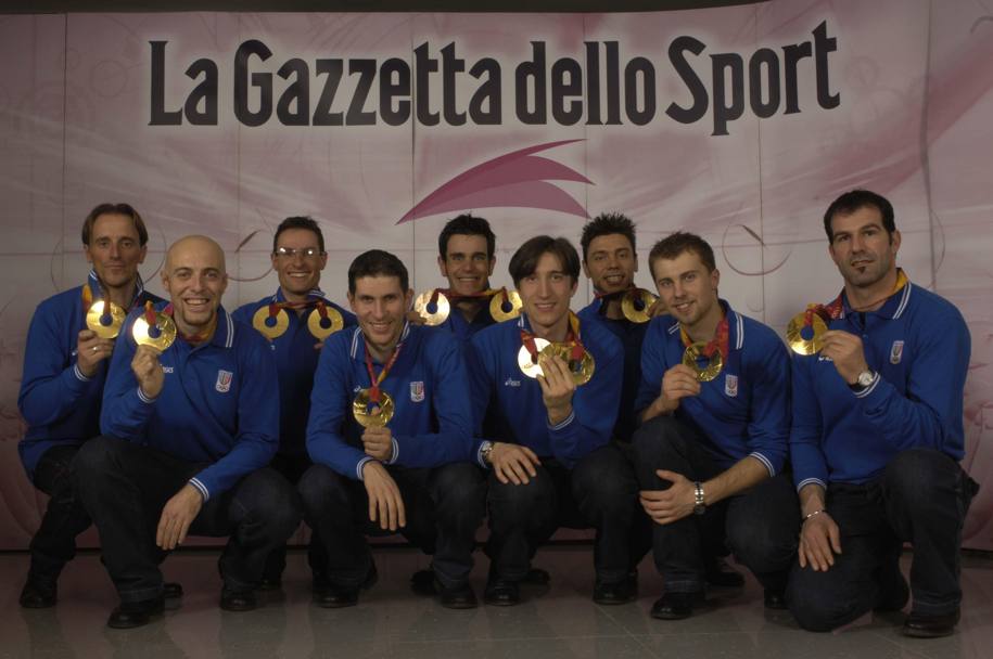 Davanti al logo della Gazzetta tutti gli atleti d&#39;oro delle olimpiadi invernali di Torino 2006. L&#39;Italia chiude i giochi con un bilancio di 5 medaglie d&#39;oro e 6 di bronzo (Omega)